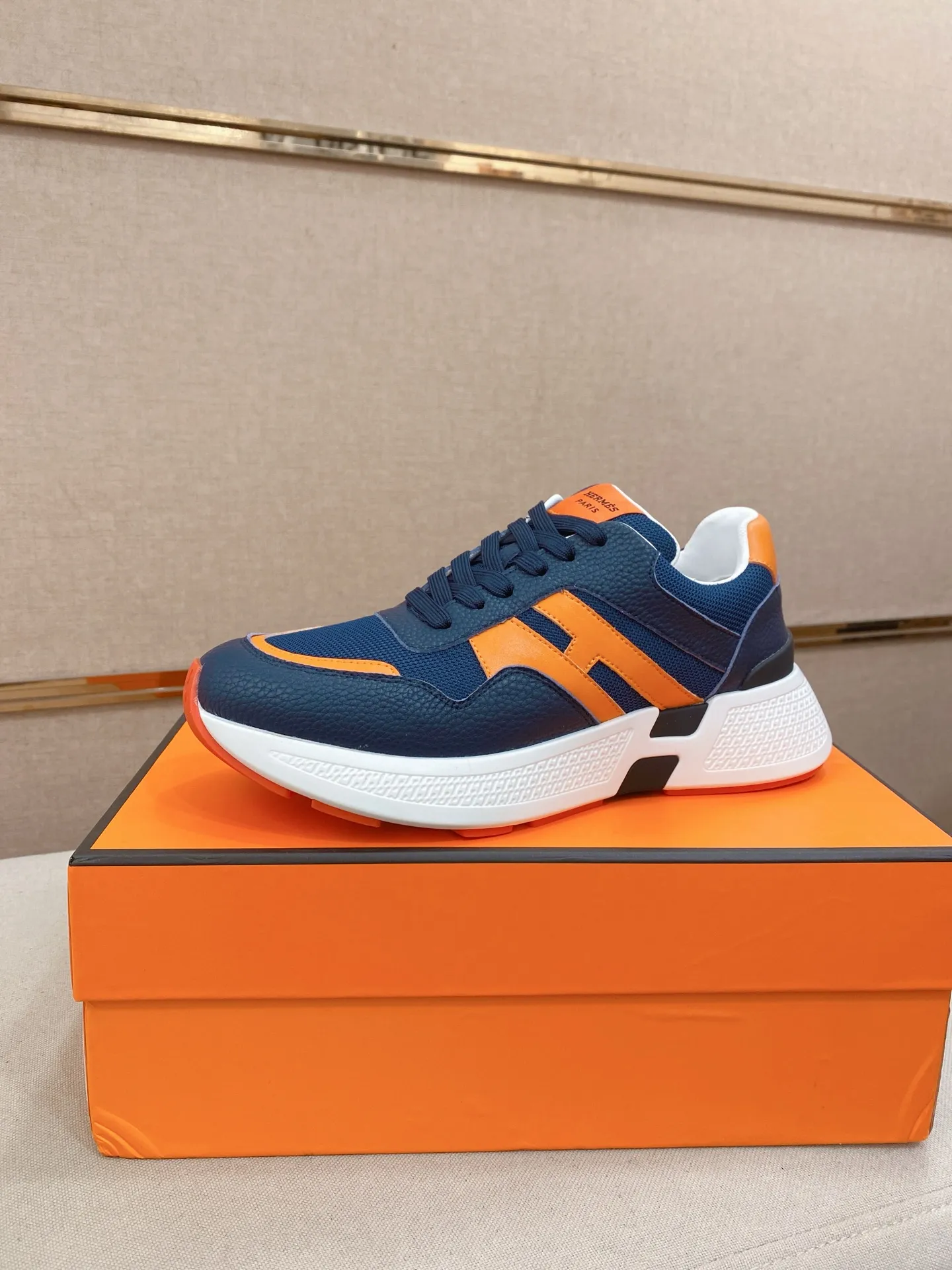 Factory price: 560💰《HERMES》【Classic Original Version】Hermès; Top 🔝 Purchasing Agency 🔍🔍Men's latest 🇺🇸 counters are on sale simultaneously, imported from Italy original ▲▲cowhide ▲▲ (high-end, nobility, class) ) Exquisite workmanship (Italian 🇮🇹 imported water-dyed 🐂 cowhide lining) sole: original sole provided by the original factory, ⚠️exclusive double-layer activity·TPR·rubber·combined molded outsole; super comfortable·wear-resistant·non-slip·environmental protection The real thing is more beautiful if you take the real thing (high quality, follow the order). You can enter and exit the counter at will * Number of yards: 38-44 (45 can be customized and cannot be returned or exchanged)